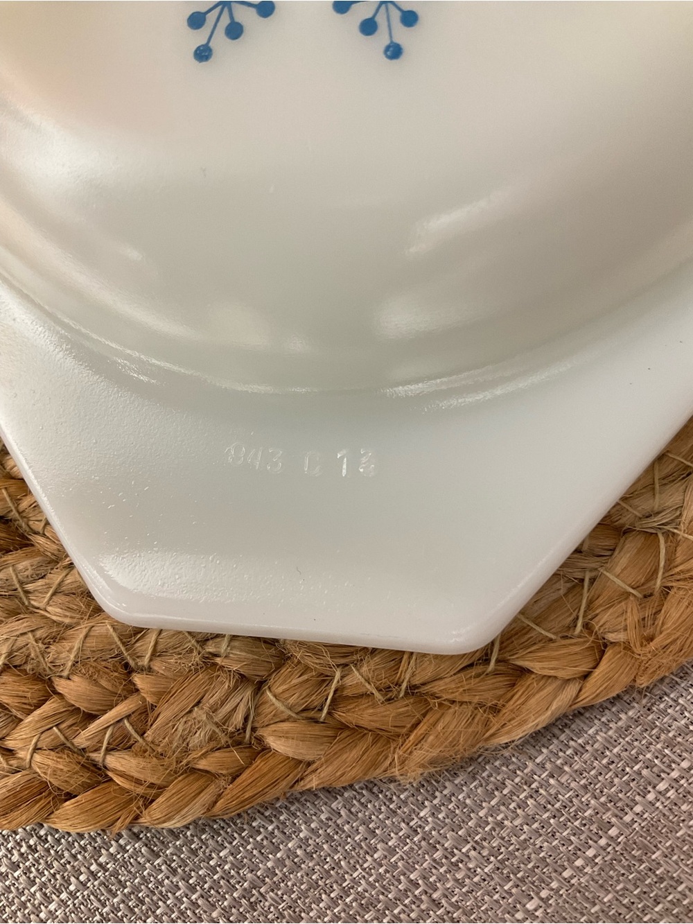 Vintage Pyrex Snowflake Garland 1.5 Qt Casserole with Lid - Picture 8 of 9